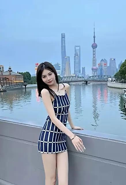 修身连衣裙尽显美女完美身材