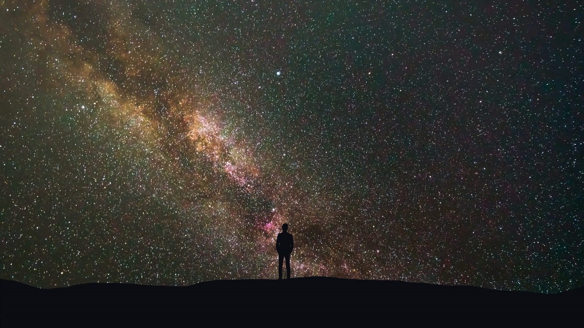 冲破黑暗的小村庄：熬夜卖水晶赢取财富，年销量过亿-东海县