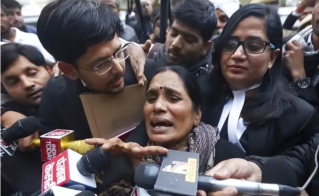 强奸之都新德里名副其实，2012年印度黑公交轮奸案，引爆全球