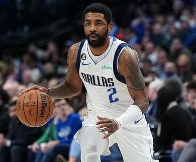 凯里欧文白色独行侠球衣,独行侠凯里欧文炸球后撤三分