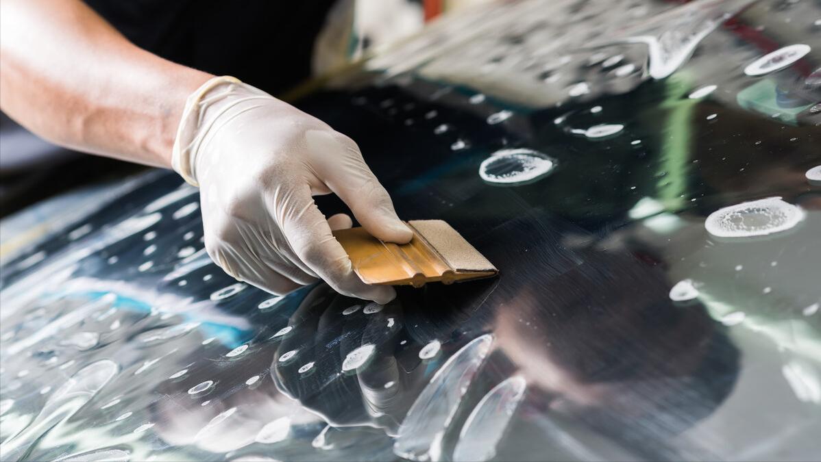 汽车膜起泡该不该重新贴膜,汽车贴膜有一个窗起泡