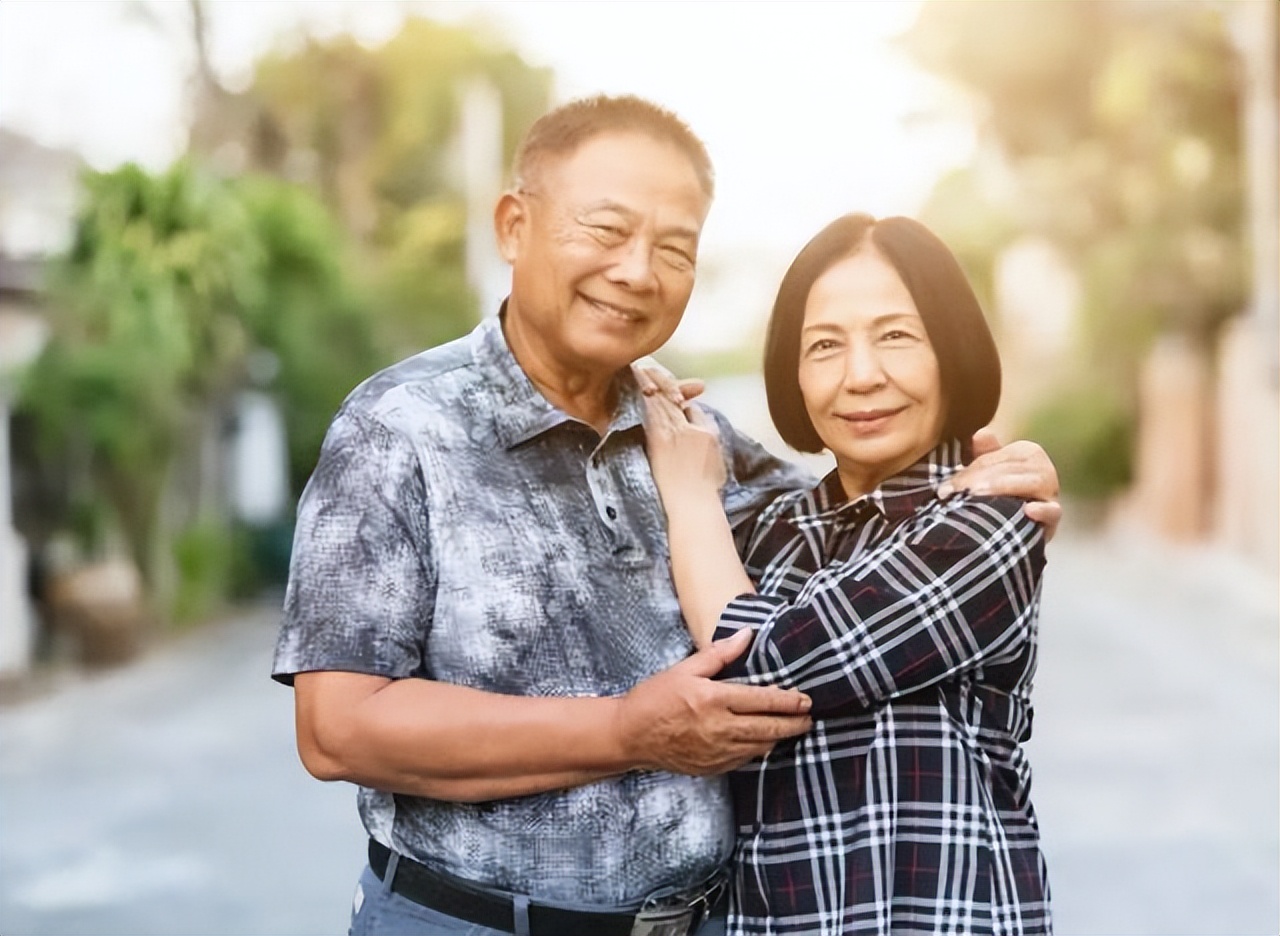 艾滋病逐渐呈“两头翘”趋势？忠告：预防艾滋病，3件事尽量少做