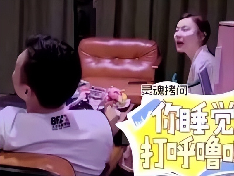 袁姗姗戴帽子参加婚礼,袁姗姗参加弟弟婚礼衣服