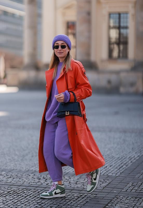 德国柏林的女人好时髦，超级简单的卫衣，依旧能穿出酷炫感