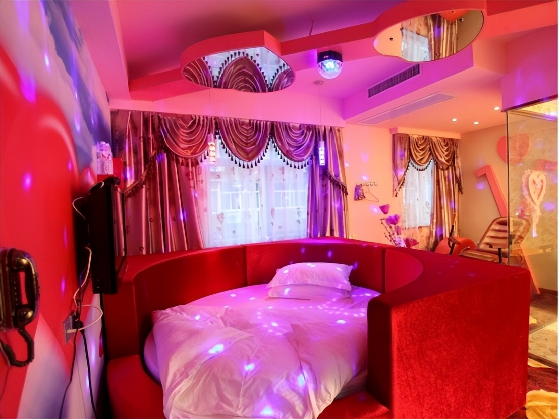 夫妻生活要适量，不能像打仗一样过于激烈，否则容易受伤