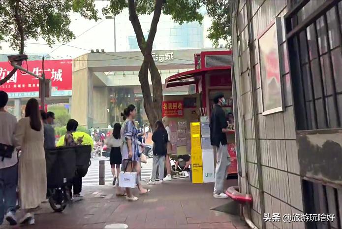 宜昌整座城市气氛愈发浓烈，发展潜力颇大，街头很养眼