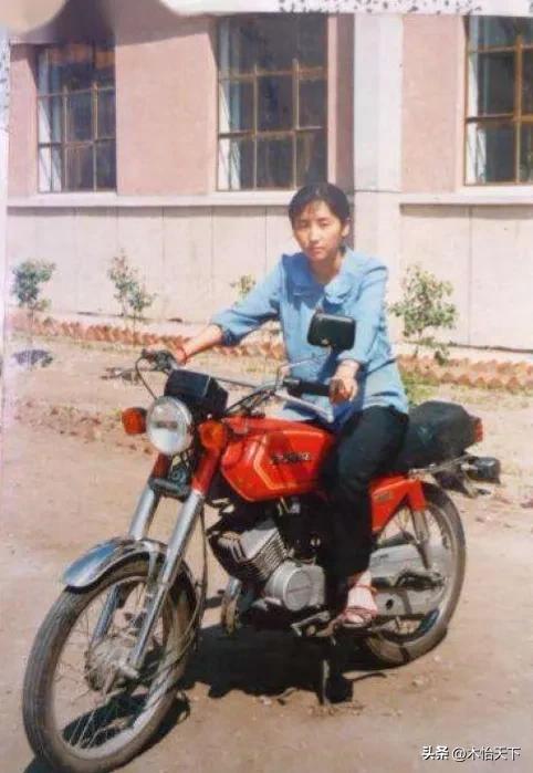 三十多年前的一张老照片,村里第一辆摩托车