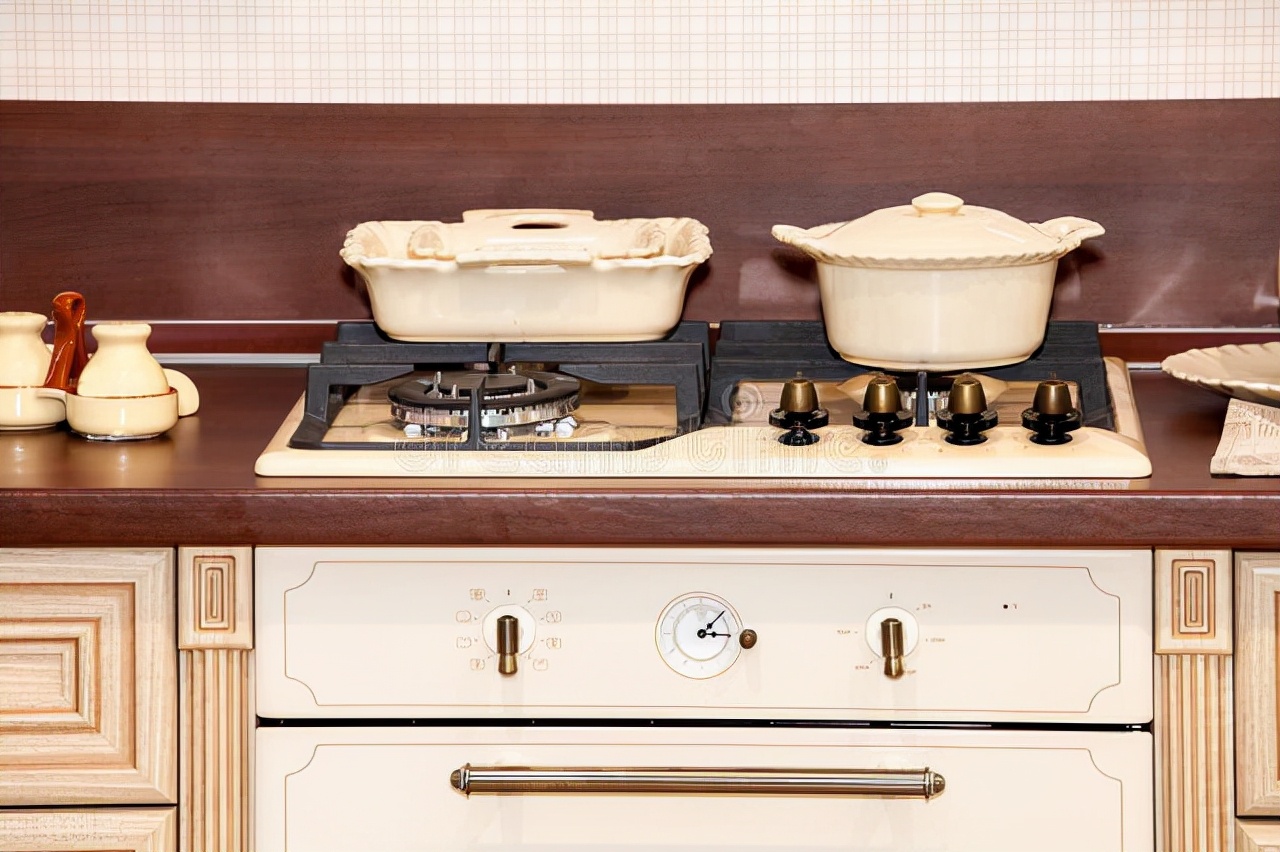 为什么燃气灶左灶不能炒菜,为何燃气灶左边不宜炒菜