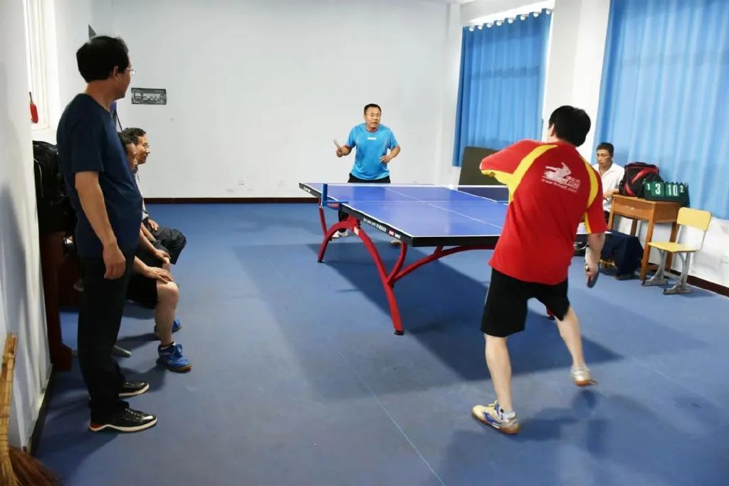 济南市莱芜一中举办第三届教职工乒乓球比赛