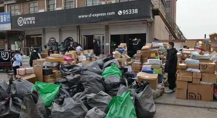 新手快递员积压快递,快递员送到门卫室包裹找不到了