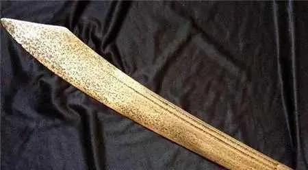 他被誉为“南阳第一刀”，一人砍翻10个鬼子，被偷袭身中10枪牺牲