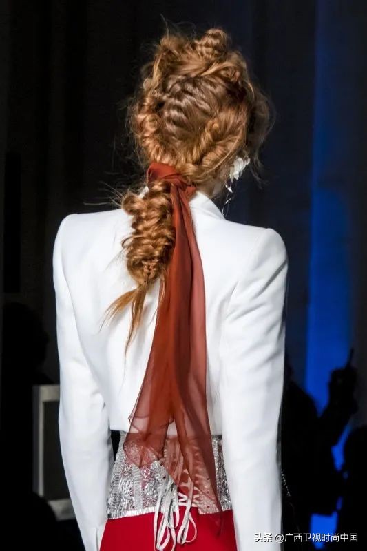 简单又时髦的丝巾系法你学到了吗,美丽时尚精美基础丝巾推荐