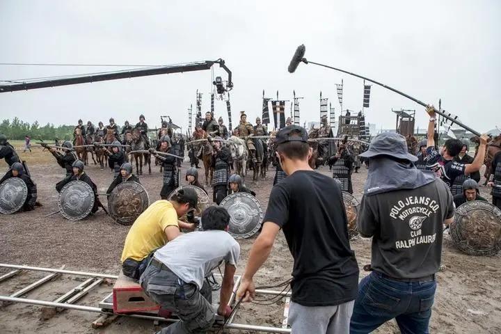 青年男导演拍摄小黄片,每集投资3万,男女主:快给我们拍吐了