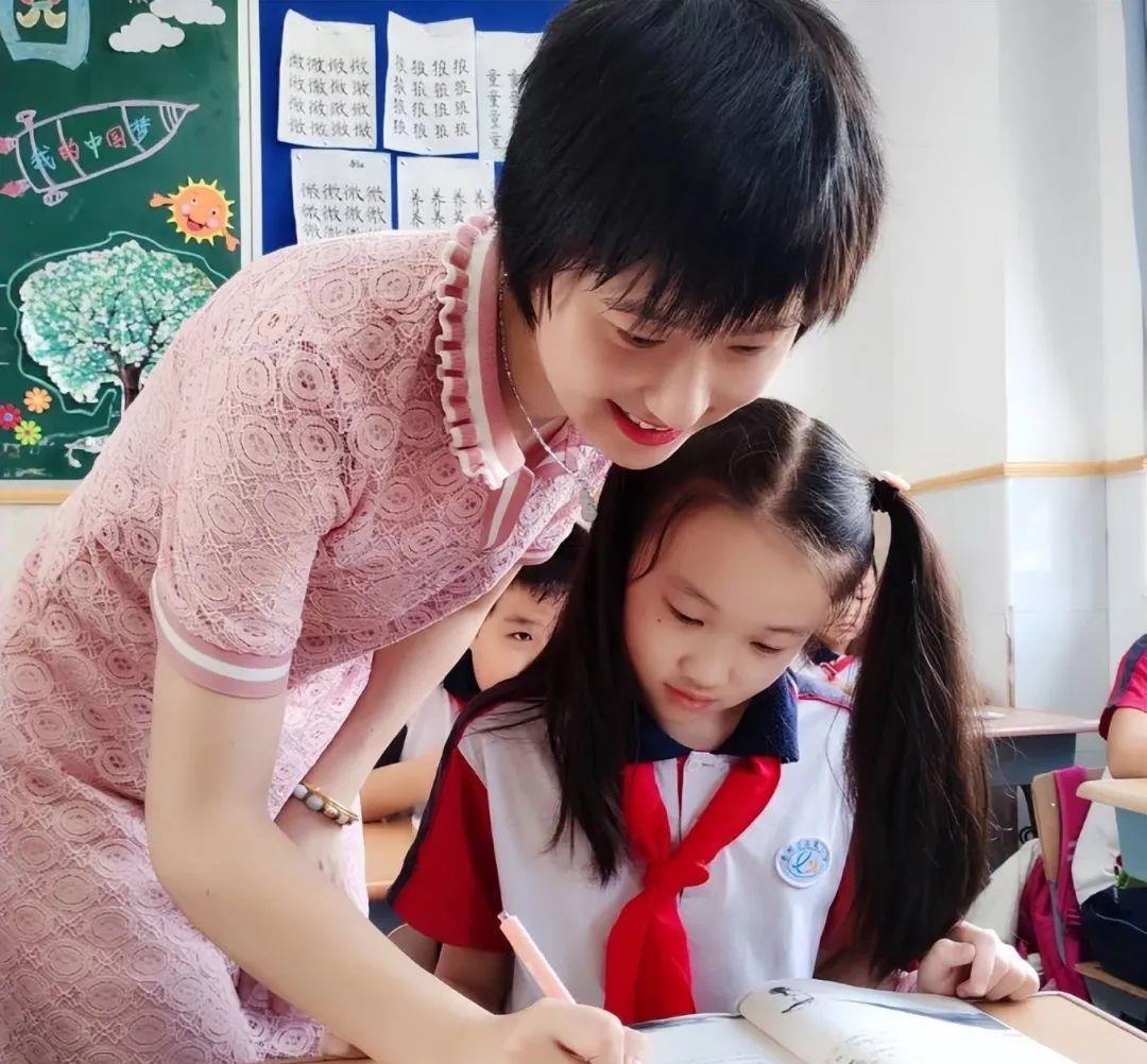 英语老师第一次当班主任,英语老师初中当班主任好吗