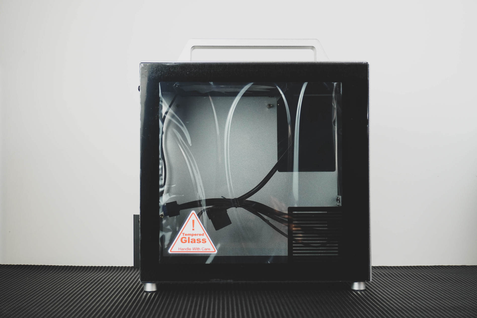 桌面空间太小怎么改造,台式机机箱越来越小