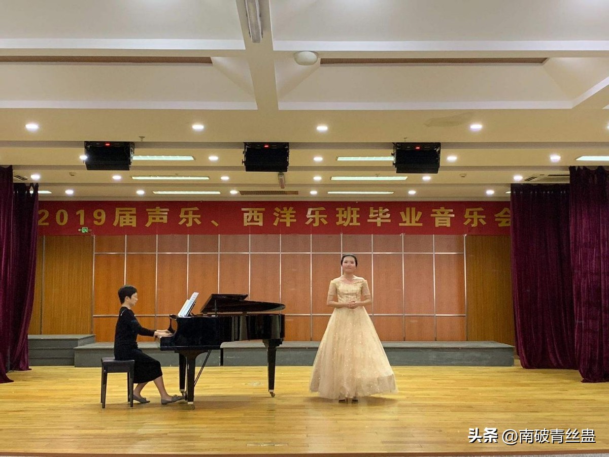 钢琴伴奏对声乐的影响,歌唱中的钢琴伴奏是如何配合的