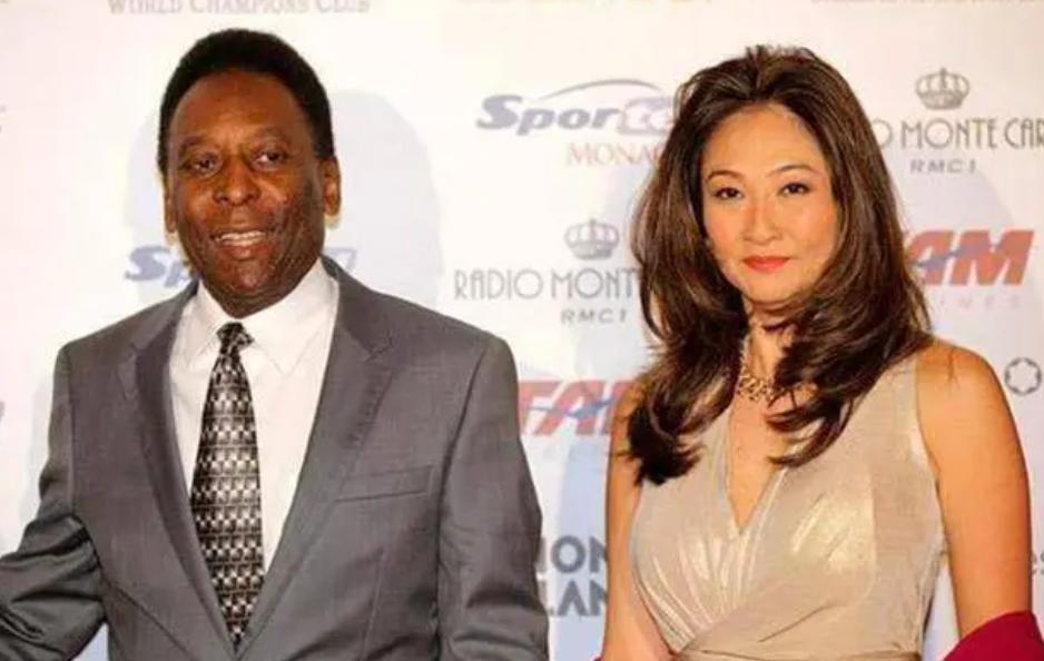 球王贝利老婆写真,球王贝利晒与日本老婆合照