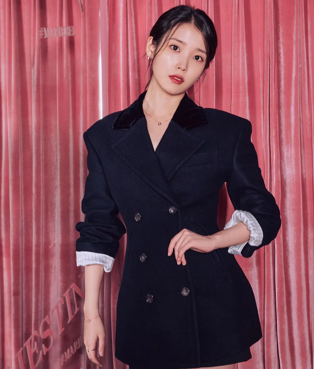 韩国男演员蔡东贤，在剧中被IU扇耳光，他结婚时，IU跑去唱了祝歌