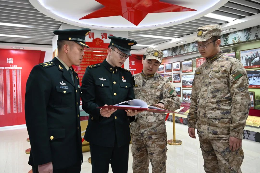 解放军清明缅怀红军先烈活动,清明祭奠革命先烈解放军鸣枪