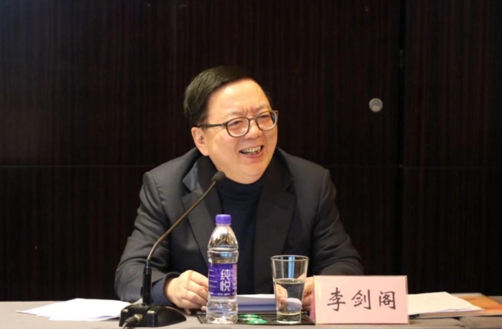 十大胡说八道专家评选新鲜出炉，双脚离地太久，提议能气死大学生