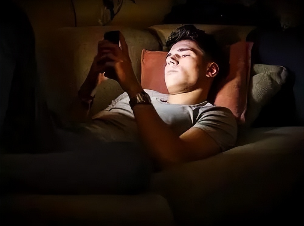 杭州90后姑娘熬夜十年长出老年斑,熬夜造成的老年斑长啥样