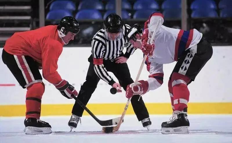 冰球运动哪一个部位是犯规的,冰球中的恶意犯规底线