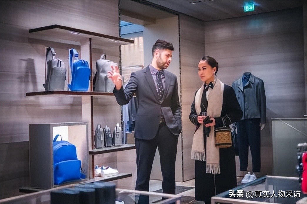 我，做3年空姐，靠6种流利外语出入欧洲宫廷，梦想建立商业帝国