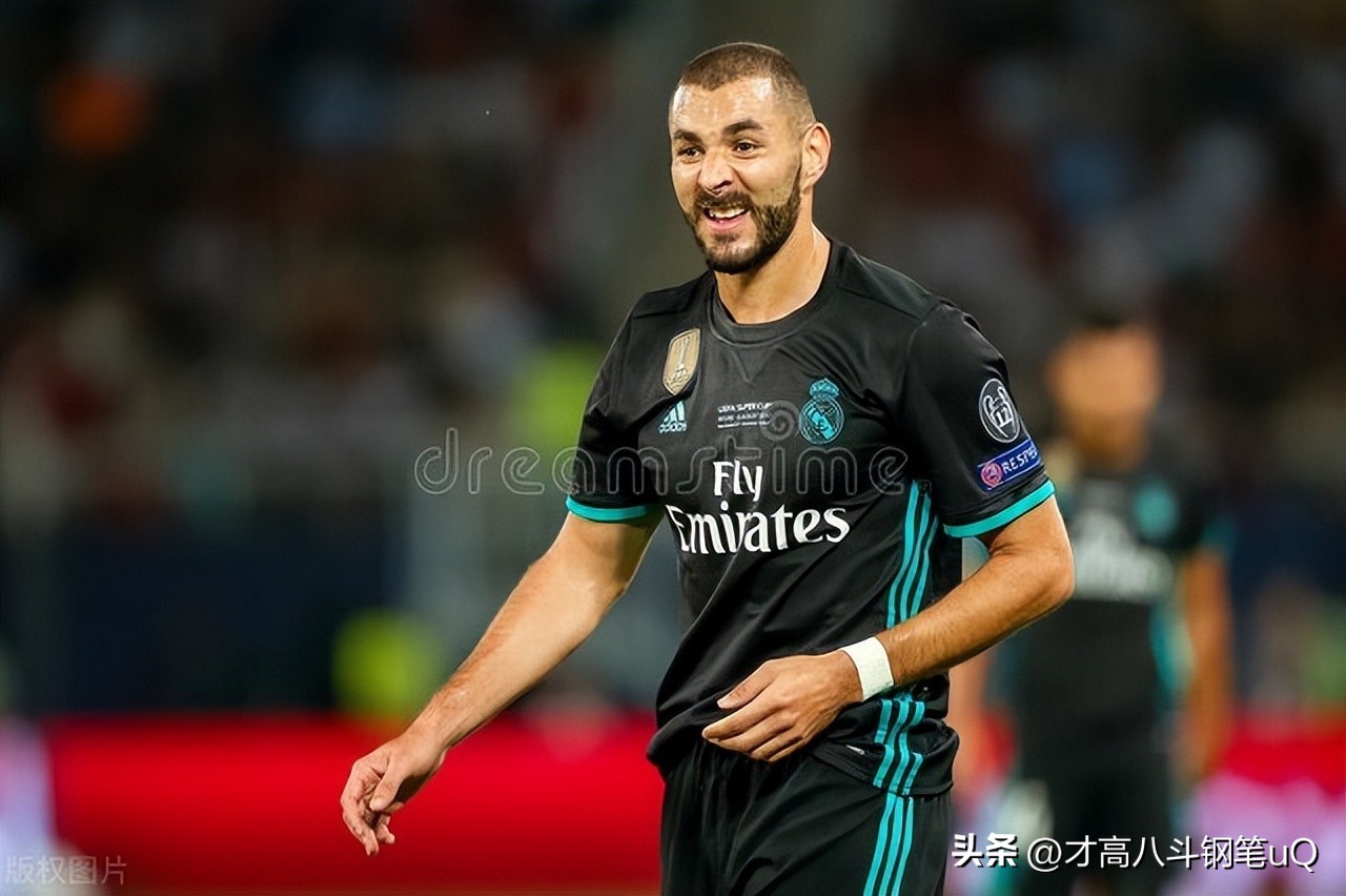 本泽马悼念贝利,本泽马告别仪式播放欢迎仪式