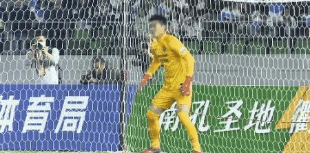 山东泰山靠一粒点球战胜对手,泰山队首秀失利超级杯登顶