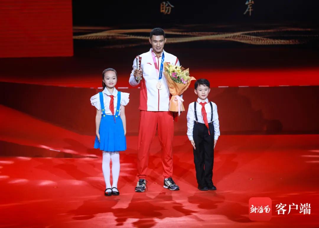 满满的感动!今晚,他们是海南最亮的星