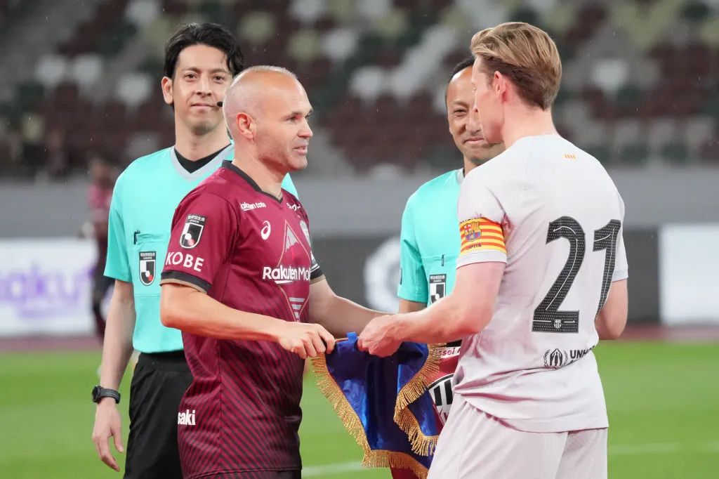 “再次见到你，微凉晨光里，笑得很甜蜜。”