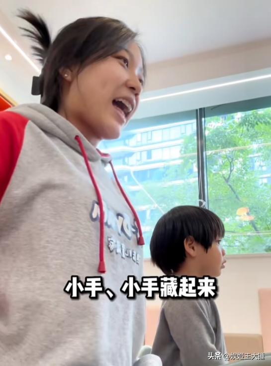 黄老师被挖过往遭质疑，桃子老师说不忘初心，如今却发生了大反转