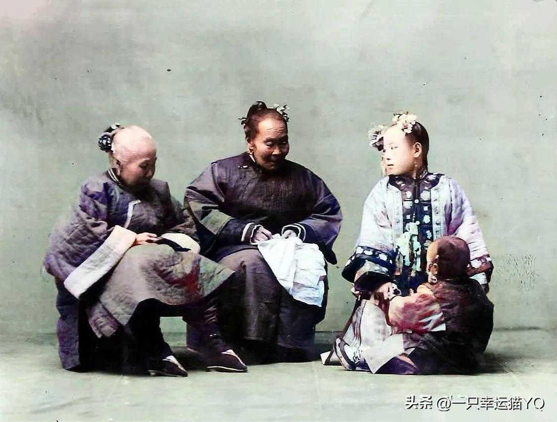 1900年，北京富户人家，服饰臃肿华美，精神状态很佳