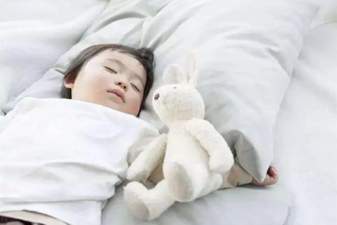 娃睡不安稳怎么办,如何高效哄娃睡觉