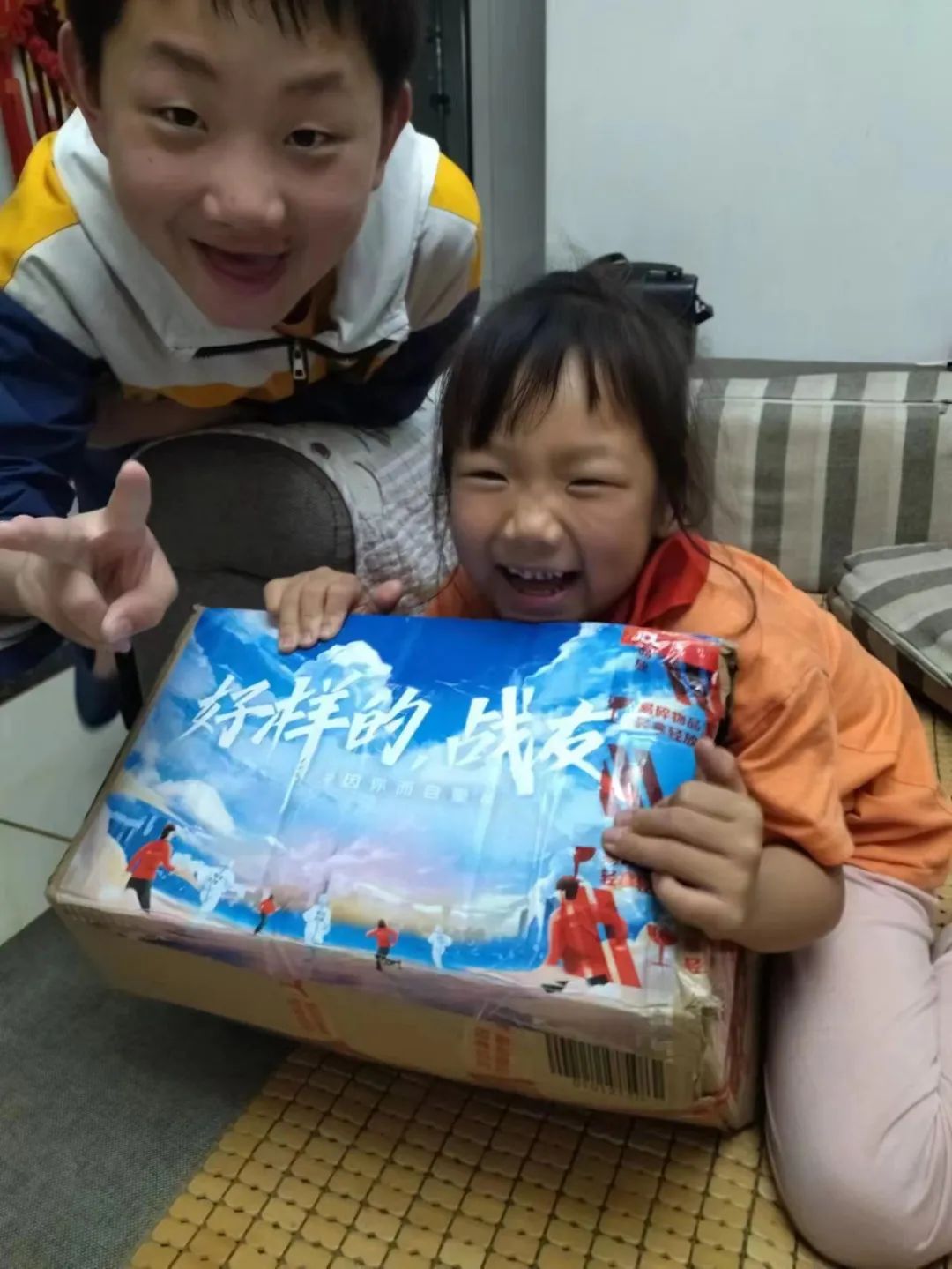 京东3246名快递小哥援沪,援沪快递小哥深夜拿着行李