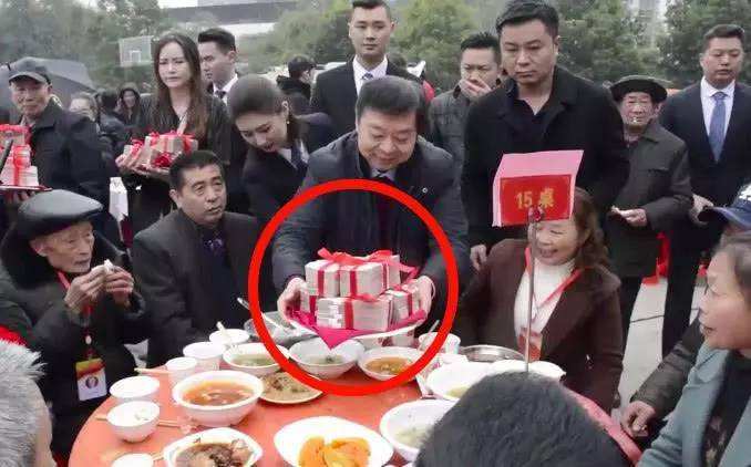 90后小伙带领全村人发家致富,男子创业成功回乡带500多人增收