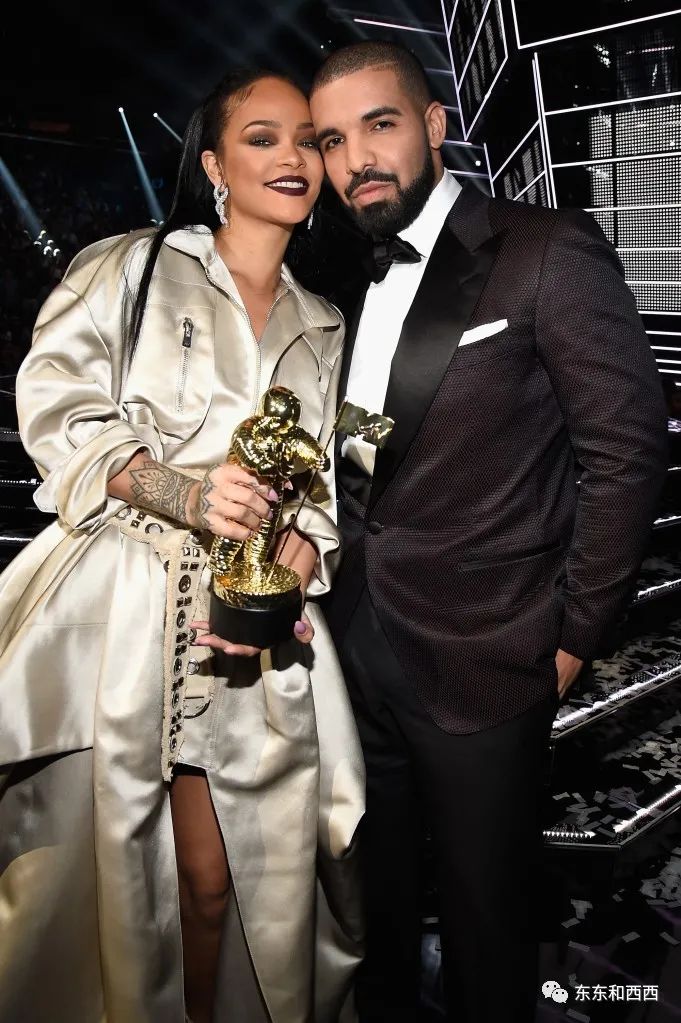 穿比基尼挺巨肚亮相巴黎2度街头,瓜友预言她敢直播生孩子……