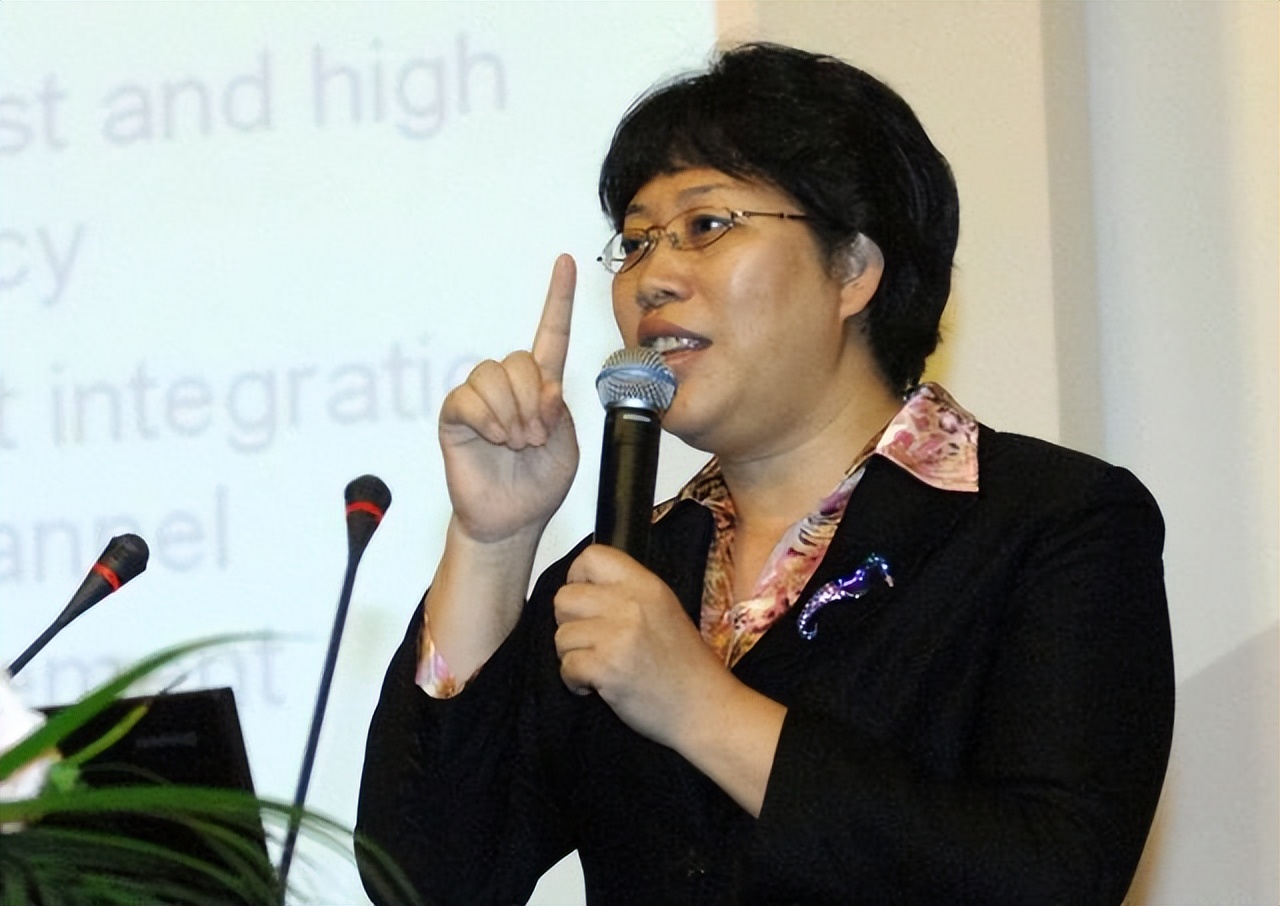 一部手机卖99元，坚持20年不倒闭的荣秀丽，是如何生存至今的