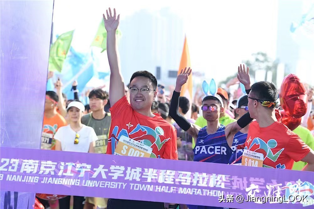 南京江宁大学城半程马拉松第一名,江宁大学城马拉松比赛照片