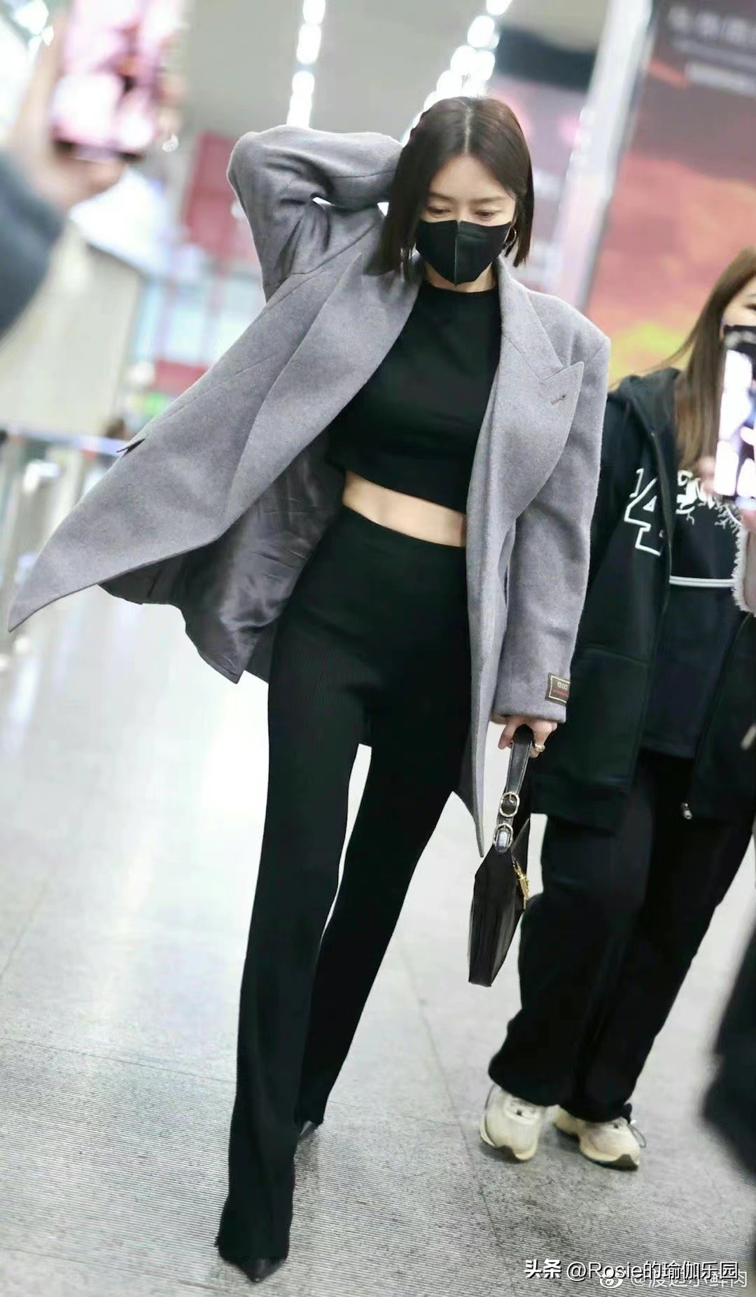 杨幂马甲线训练法,杨幂把小肚腩练成了马甲线