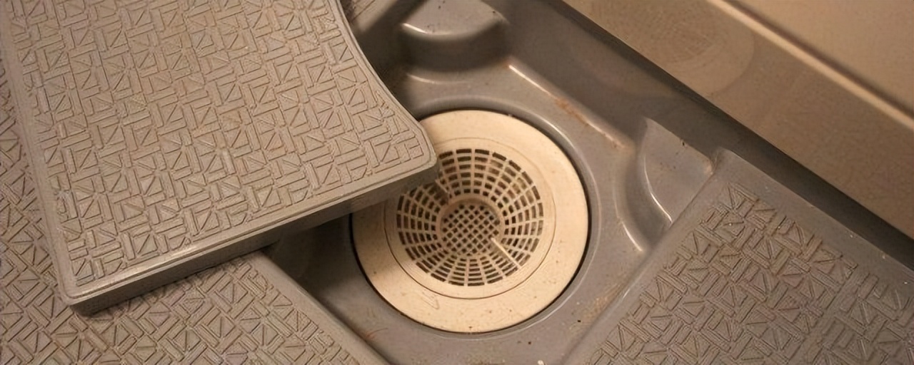 小圆盖掉进地漏可以冲下去吗,地漏小圆盖掉进浴室下水道怎么办