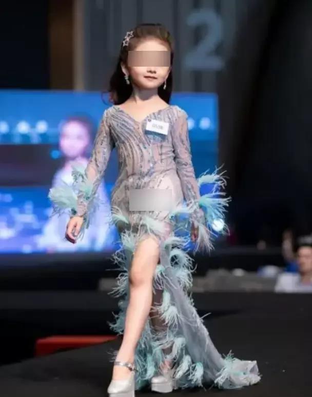 妈妈在地铁里为*女幼**拍摄成人视频的视频，已经炸成无数臭儿童软色情！