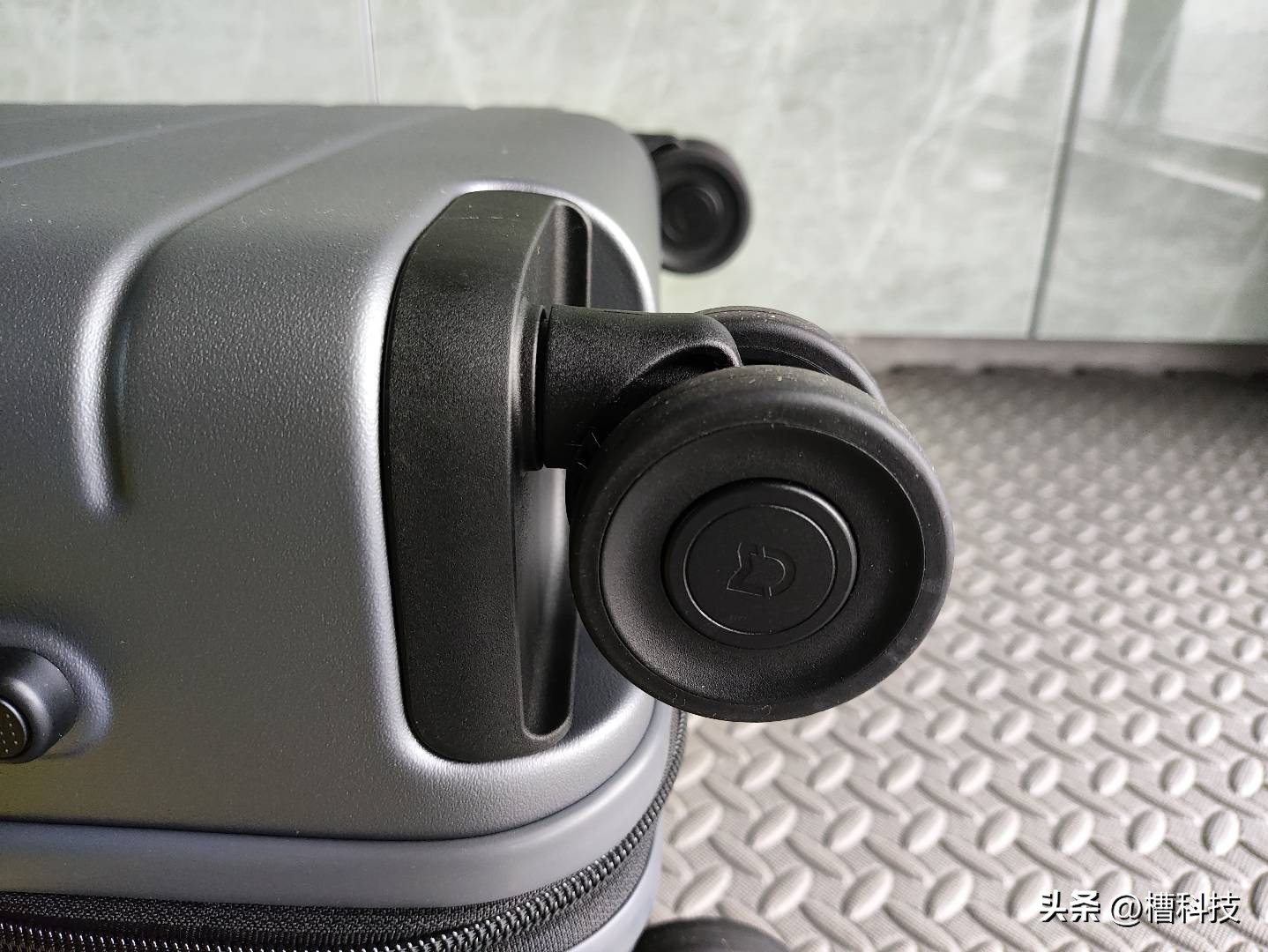 米家拉杆箱体验：旅行中的好伙伴，闲暇时的小桌台