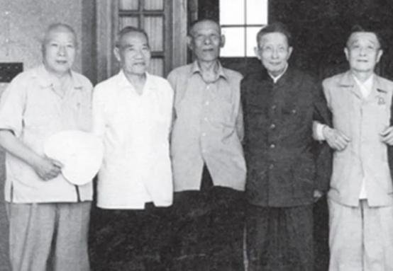 溥仪被杜聿明邀请进古宫,杜聿明和溥仪参观故宫