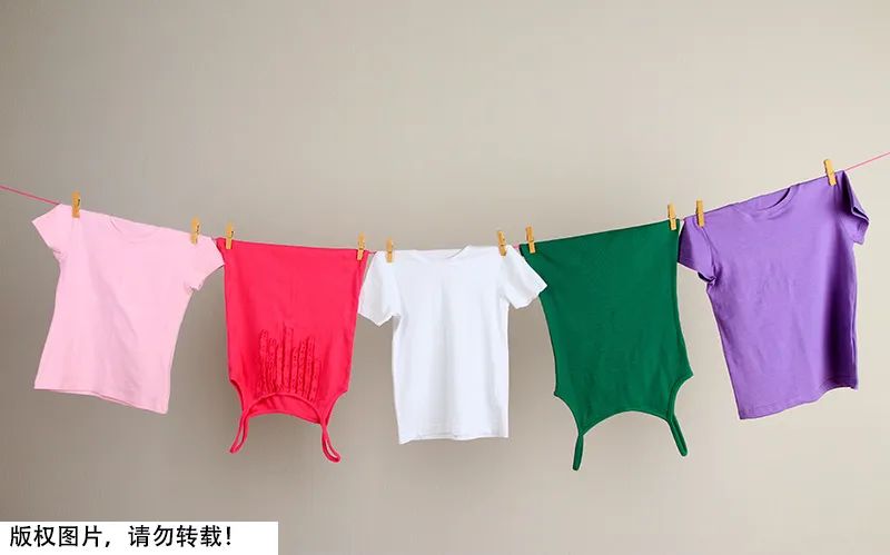 穿什么颜色衣服夏天不热,穿什么颜色的衣服容易热