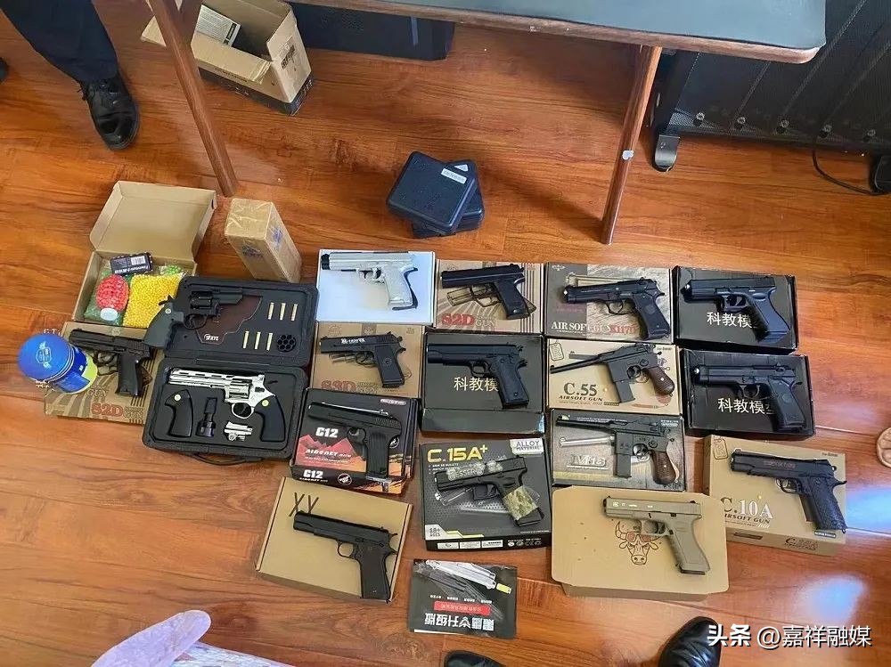 网上售卖仿真枪90后女店摊上事儿了!