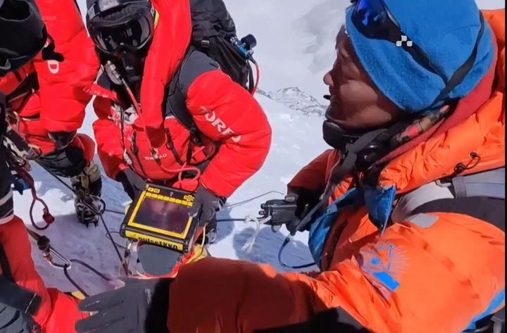 珠峰积雪厚度最新数据,珠峰海拔高度是怎么测量的