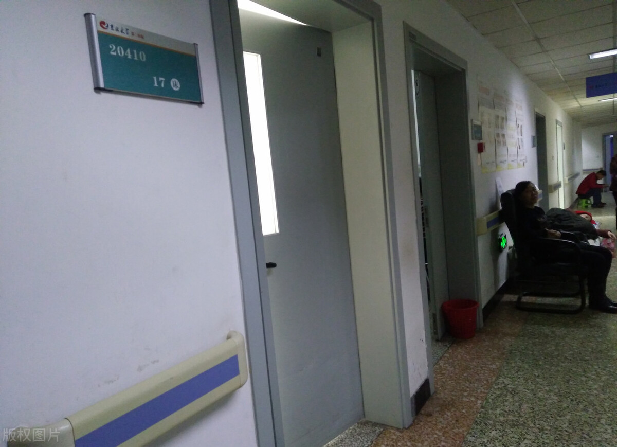 30岁女模特生下三胞胎,30岁女模特生三胞胎混血