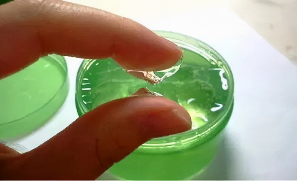 白癜风患者能在白斑上涂芦荟胶吗,白癜风光疗后结皮了能擦掉吗