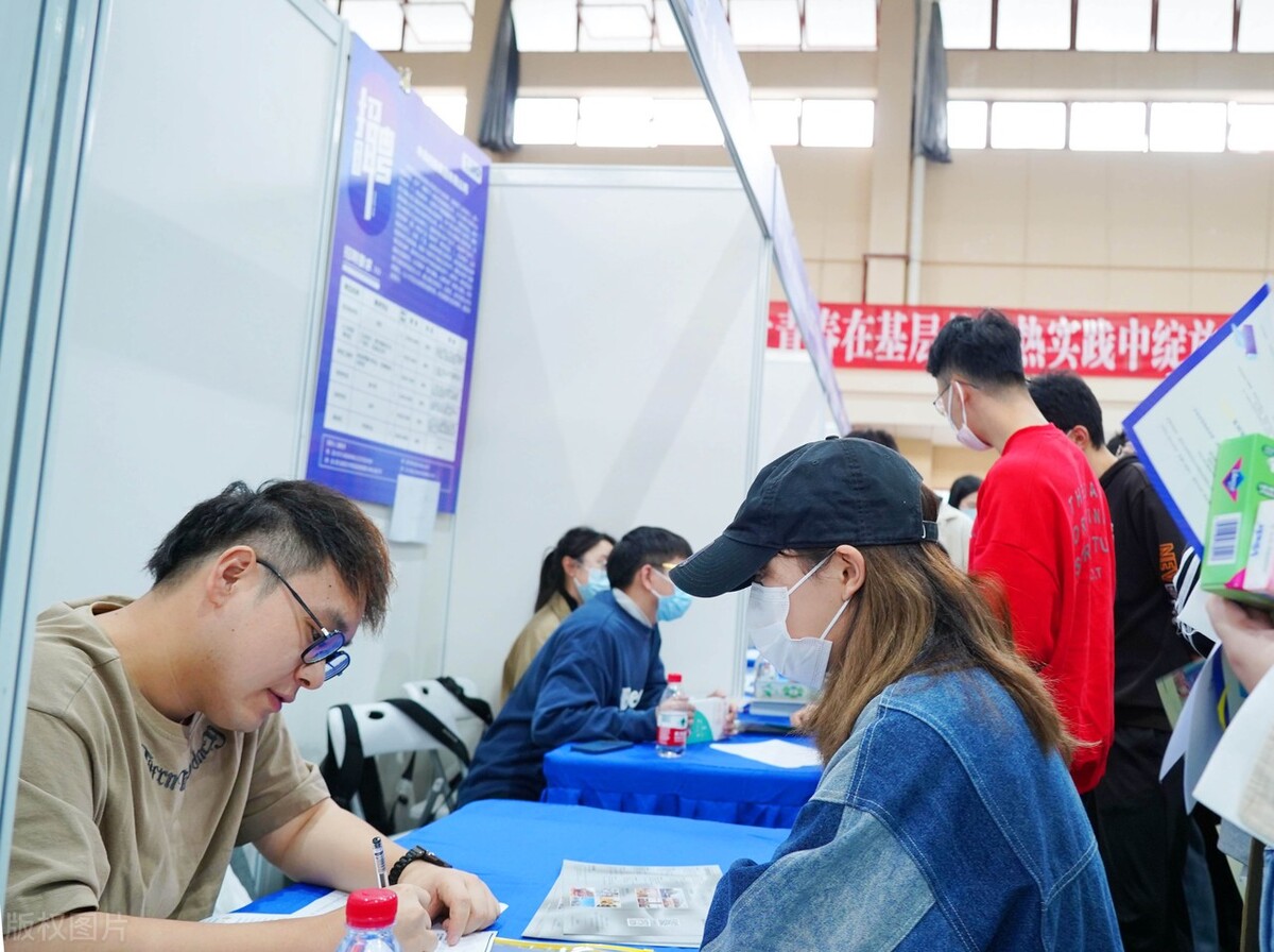 军队文职转正后真的有9000吗,军队文职管理岗一进去就有9000吗